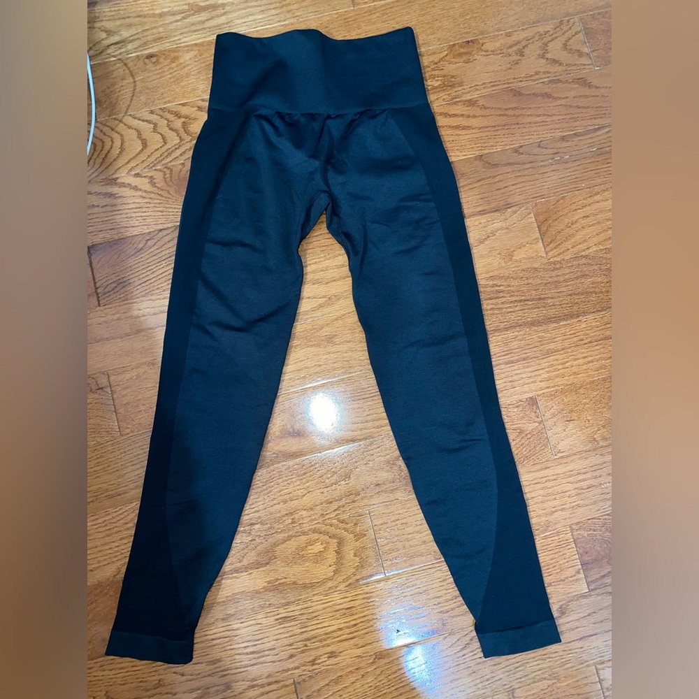 Never worn black scrunch booty seamless size small NVGTN workout pants.